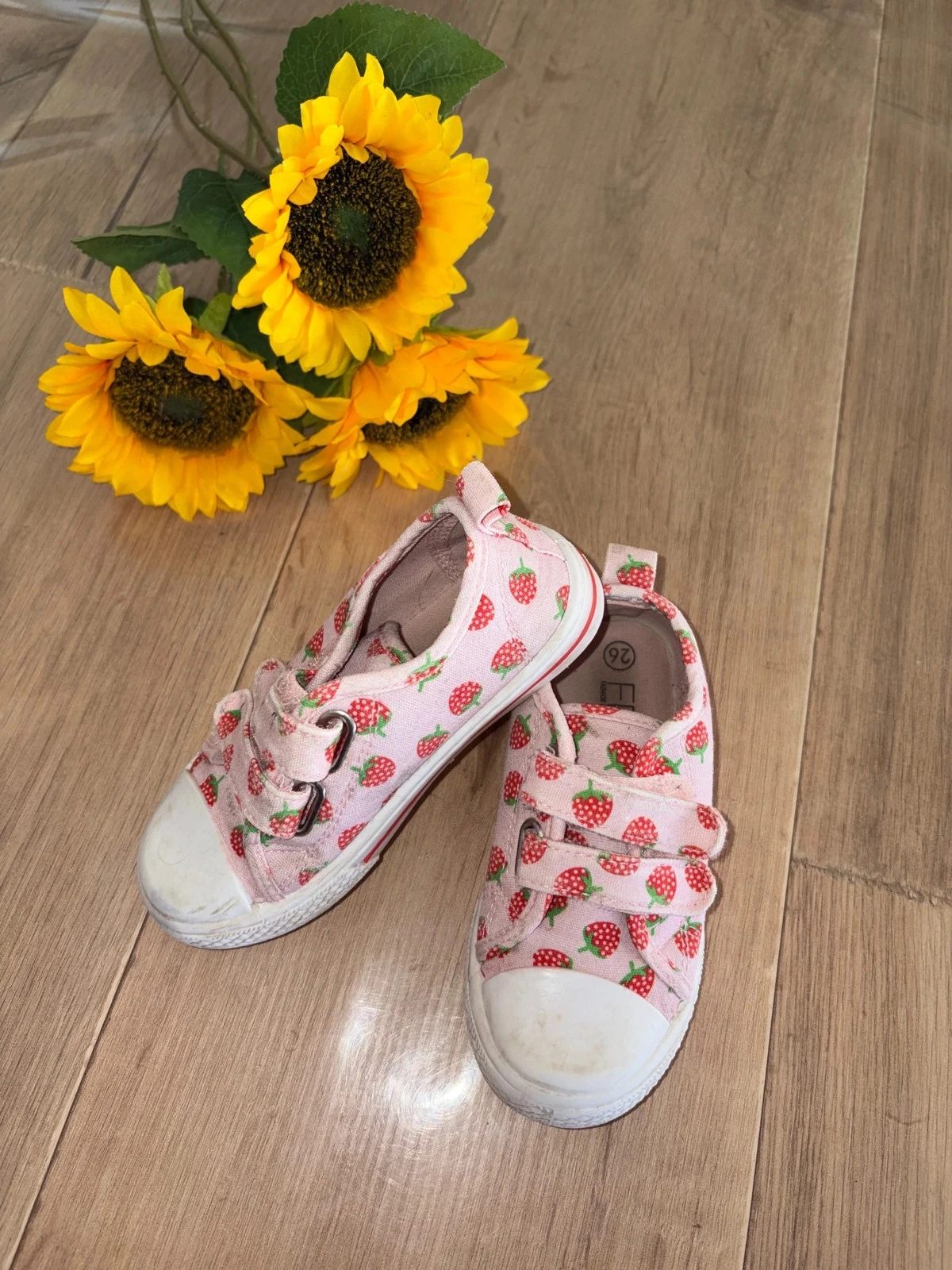 Chaussures baskets à scratch rose avec des fraises FPC taille 26